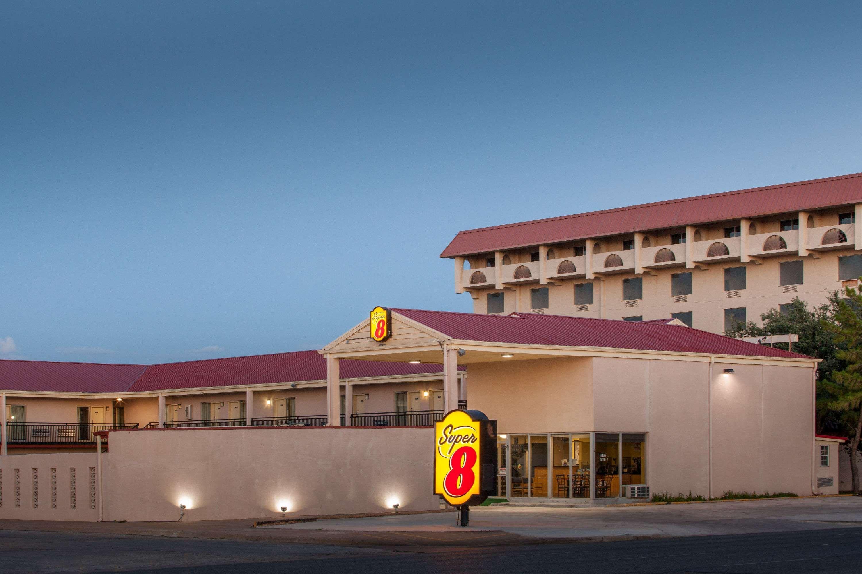 Super 8 By Wyndham Lubbock Civic Center North Motel Exterior photo