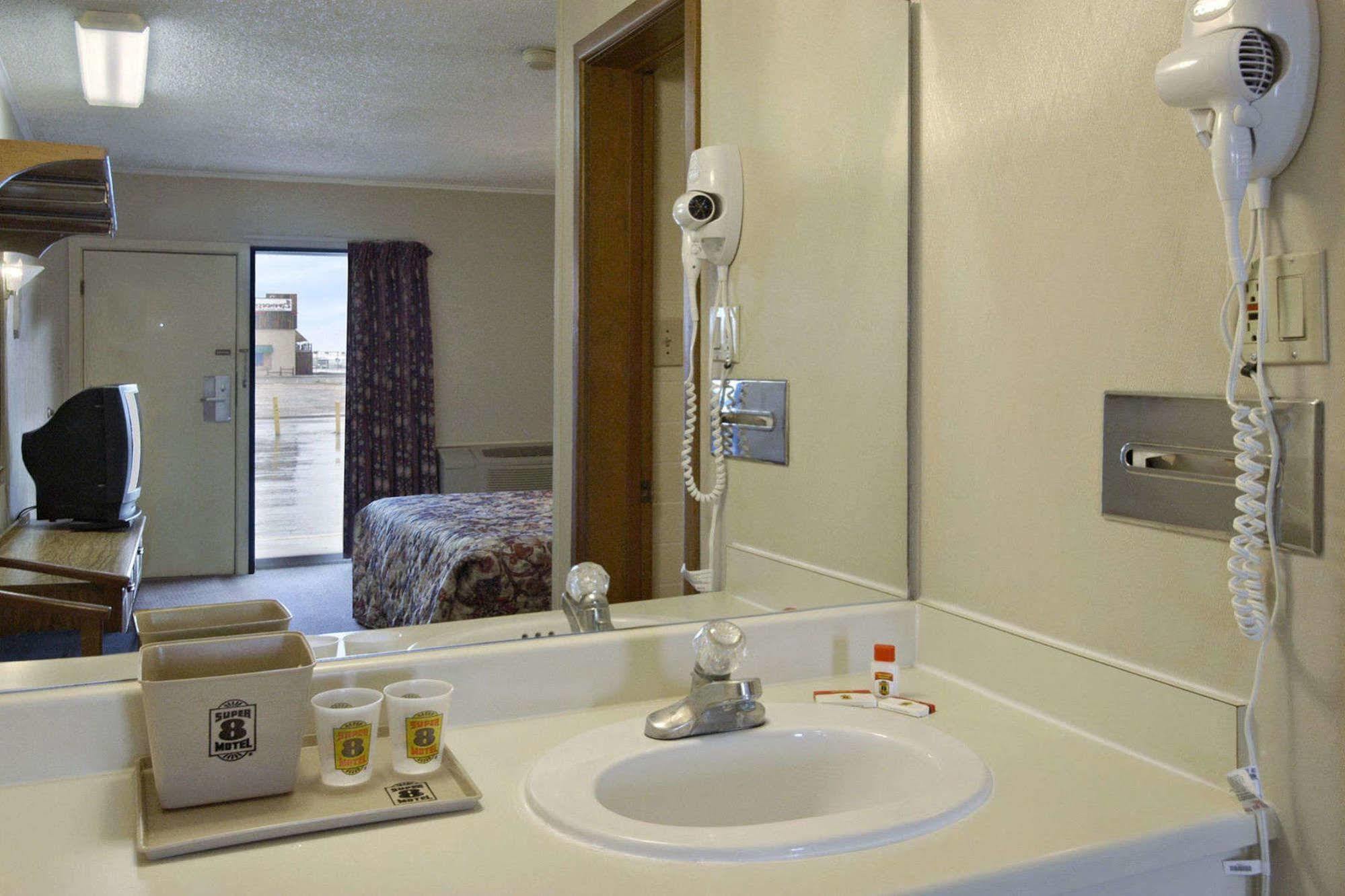 Super 8 By Wyndham Lubbock Civic Center North Motel Exterior photo